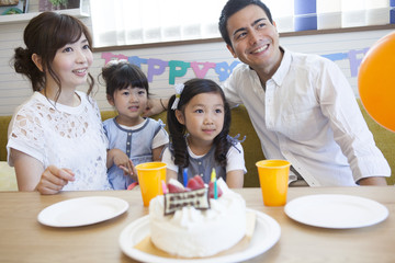 お誕生日を祝う家族