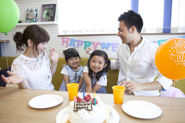 お誕生日を祝う家族