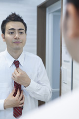 身だしなみを整えるサラリーマン