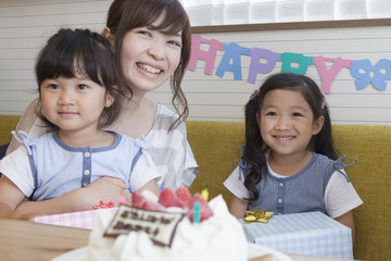 お誕生日を祝う家族