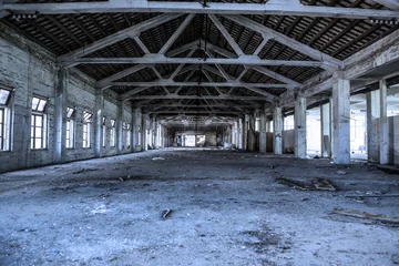 Photo sur Plexiglas Bâtiment industriel Loft industriel vide dans un contexte architectural avec murs et sols en ciment nu, ton bleu
