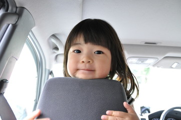 助手席から振り向く女の子
