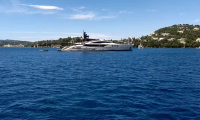 Crédence de cuisine en verre imprimé Sports nautique Super yacht à moteur gris argenté en mer
