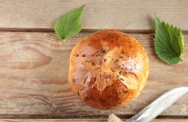 Brennnessel Brot Brötchen von oben Tisch