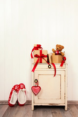 Obraz premium Weihnachtlicher vintage Hintergrund im Hochformat mit Geschenke für Weihnachten und Teddy