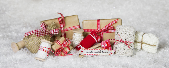 Geschenke zu Weihnachten kreativ verpacken in rot weiß kariert