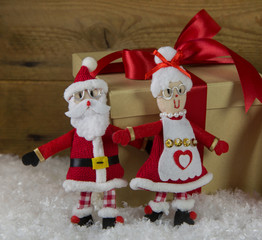 Herr und Frau Weihnachtsmann: Dekoration in rot weiß kariert zu Weihnachten mit Geschenk