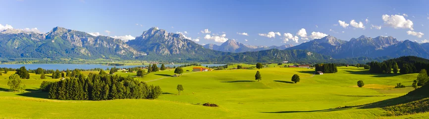 Selbstklebende Fototapete Panoramafotos Panorama Landschaft in Bayern mit Alpen, Berge und Wiesen im Allgäu