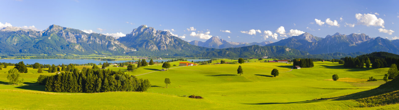 Fototapeta Panorama Landschaft in Bayern mit Alpen, Berge und Wiesen im Allgäu
