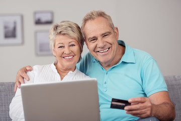 glückliches senioren-ehepaar kauft im internet