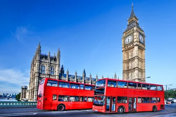 Fotobehang Londen Big Ben met bussen in Londen, Engeland