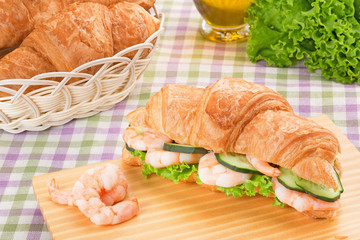 sandwich with prawns on chopping board and ingredients © Paulista