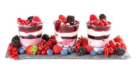 Fotobehang Dessert glazen met gelaagd dessert en zacht fruit op leisteen