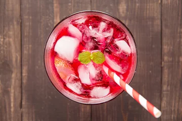 Crédence de cuisine en verre imprimé Cocktail Red Cocktail with mint and ice on wooden table