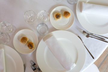 Tavola apparecchiata vista dall'alto bianco su bianco