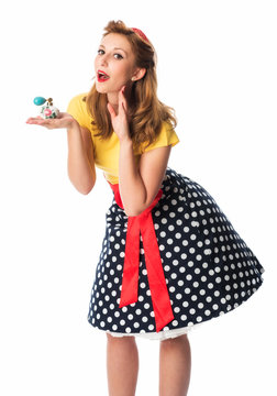 Mädchen im Rockabilly Style hält einen Parfümzerstäuber