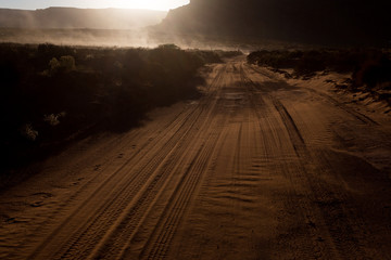 Staubige Landstrasse im Monument Valley
