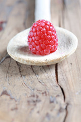 Himbeere auf Holzlöffel
