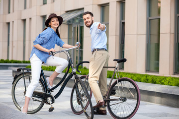 Obraz premium Romantic date of young couple on bicycles