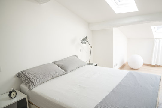letto matrimoniale con lenzuola bianche