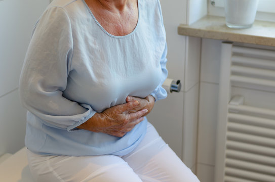 Seniorin mit Bauchschmerzen
