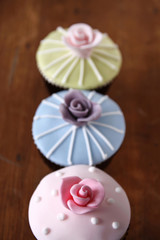 drei cupcakes mit rosen