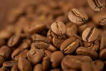 Obraz premium Closeup of coffee beans with focus on one