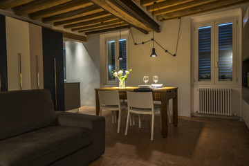 sala da pranzo di sera
