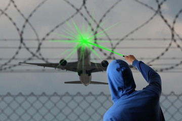 Startendes Flugzeug geblendet mit Laserpointer