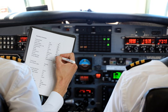 Fototapeta Zwei Ploten im Cockpit Checkliste