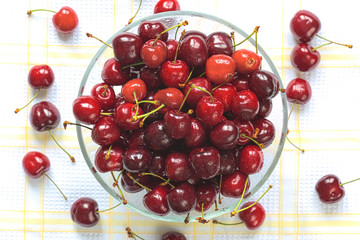 Fototapeta na wymiar Red sweet cherries with water drops in the glass bowl 