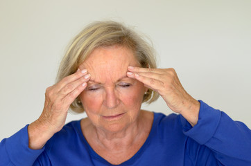 Seniorin hat Kopfschmerzen