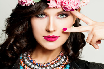 Naklejka premium Fashion Look. Young Brunette Woman with Fashion Makeup and Curly