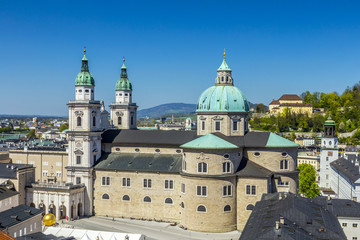 Fototapeta na wymiar view to the old city and cathedra of Salzburg