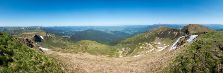Fototapeta na wymiar Panoramic view from the mountaintop