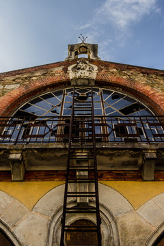 B&acirc;timent en ruine &agrave; Tarare