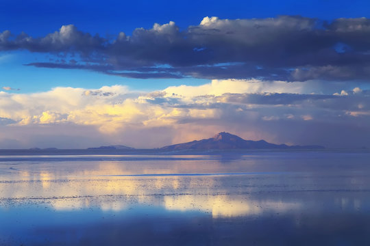 Salar de Uyuni is largest salt flat in the World, Altiplano, Bol