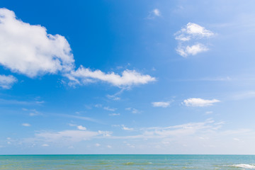 Fototapeta na wymiar Natural tropical beach sea and blue sky.