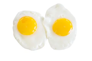 Foto op Plexiglas Spiegeleieren Sunny Side Up Eggs – Twee Sunny Side Up eieren, geïsoleerd op een witte achtergrond.