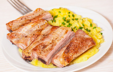 ribs with mashed potato