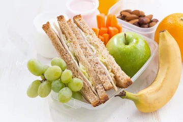 Foto auf Acrylglas Produktauswahl school lunch with sandwiches and fruit, close-up