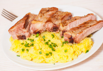 ribs with mashed potato