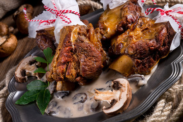 Grilled rinderrippchen with mushroom sauce