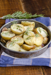 Patatas asadas con hierbas aromaticas de romero