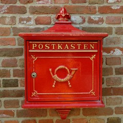 Roter Briefkasten auf Backsteinwand
