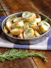 Patatas asadas con hierbas aromaticas de romero