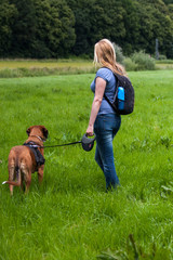 Obraz premium Frau und Hund an Leine