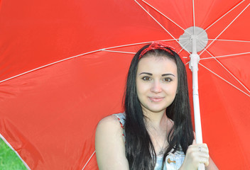 На отдыхе. Красивая черноглазая девушка, брюнетка с красным зонтом. Стиль, мода, аксессуары