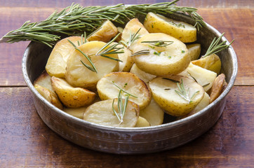 Patatas asadas con hierbas aromaticas de romero