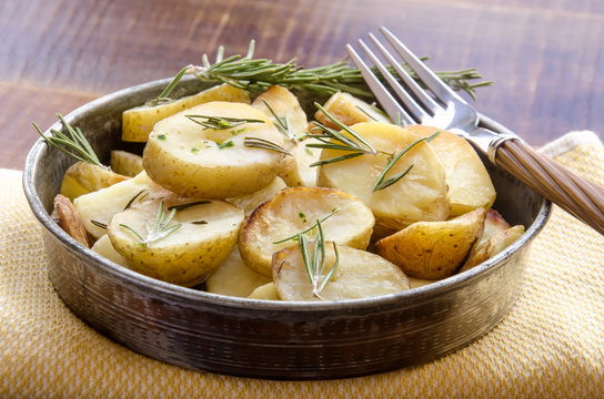 Patatas asadas con hierbas aromaticas de romero